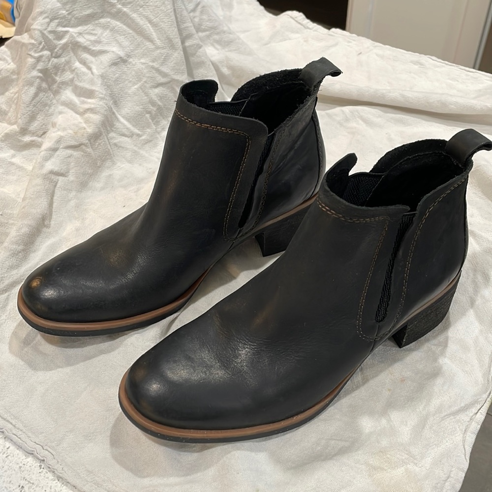 Korks Tea Ankle Booties 6.5M NWOT